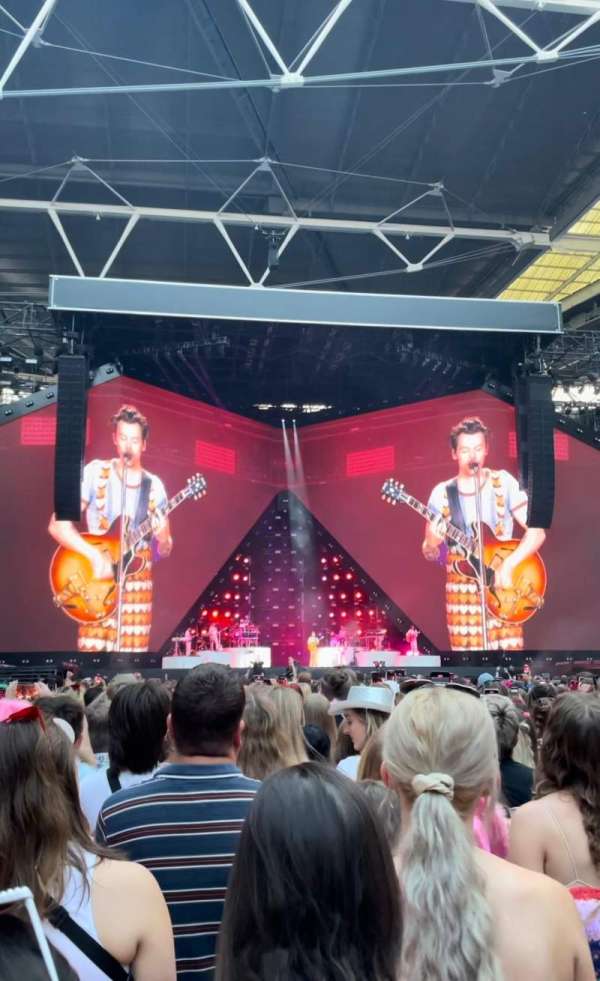 Wembley Stadium, section: Front standing