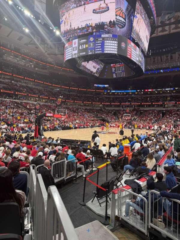 United Center, section: 104, row: 5, seat: 15