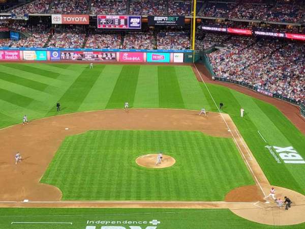 Citizens Bank Park, section: 325, row: 4, seat: 17