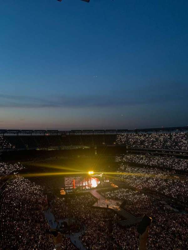 MetLife Stadium, section: 330, row: 22, seat: 25