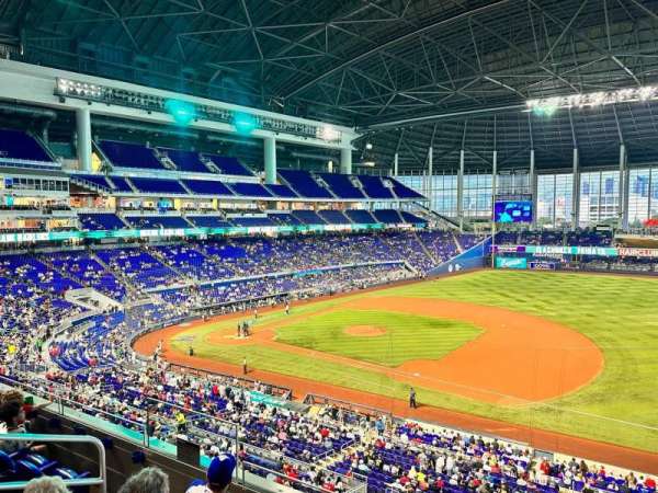 LoanDepot Park, section: 207, row: 4, seat: 12