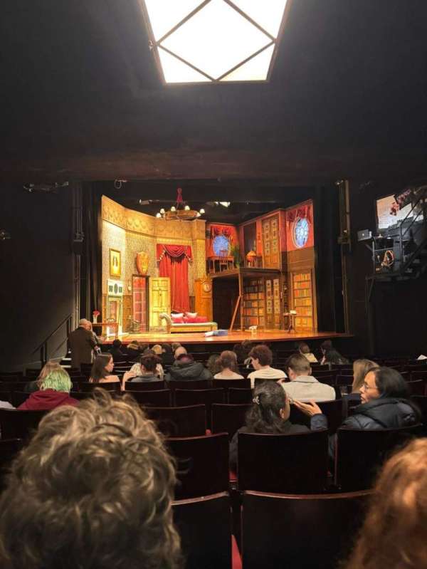 Duchess Theatre, section: Stalls, row: L, seat: 17