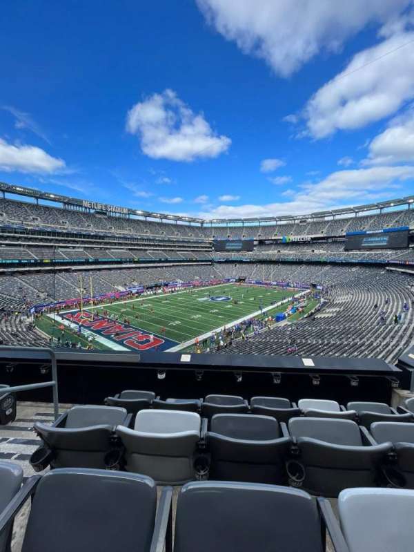 Metlife Stadium, section: 220a, row: 4