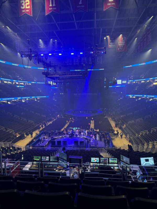 Capital One Arena, section: 208, row: H, seat: 10