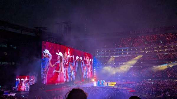 MetLife Stadium, section: 139, row: 24, seat: 29