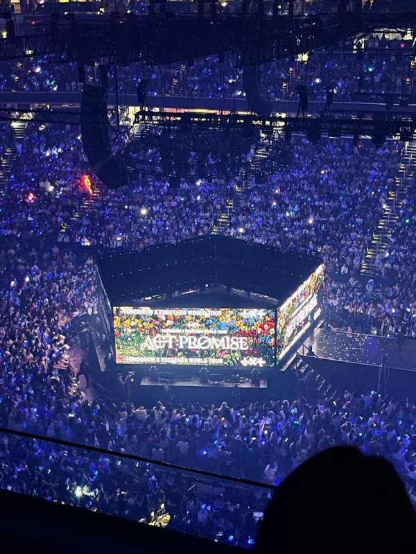 Capital One Arena, section: 419, row: B, seat: 4