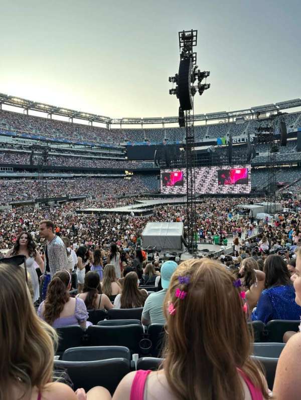 MetLife Stadium, section: 121, row: 23, seat: 23
