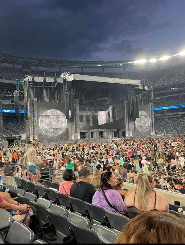 MetLife Stadium, section: 135, row: 7, seat: 17-18