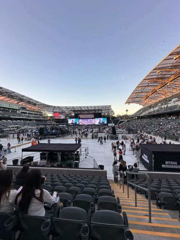 BMO Stadium, section: 121, row: K, seat: 1