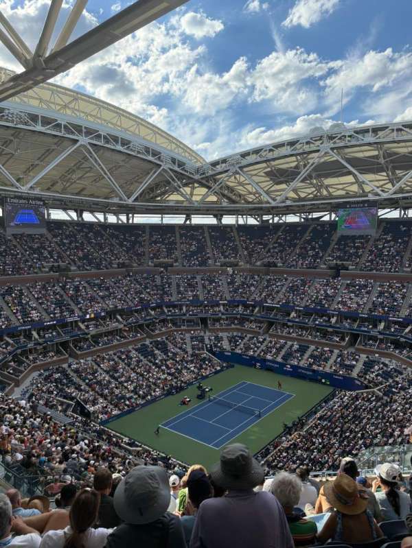 Arthur Ashe Stadium, section: 305, row: O, seat: 12