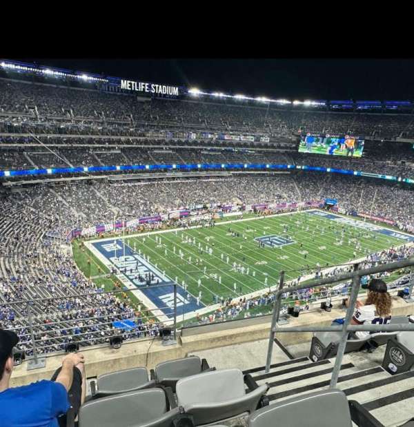 MetLife Stadium, section: 320, row: 4, seat: 2