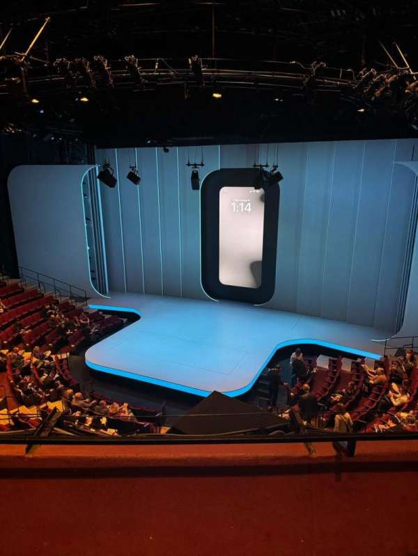 Vivian Beaumont Theater, section: Loge RC, row: B, seat: 407