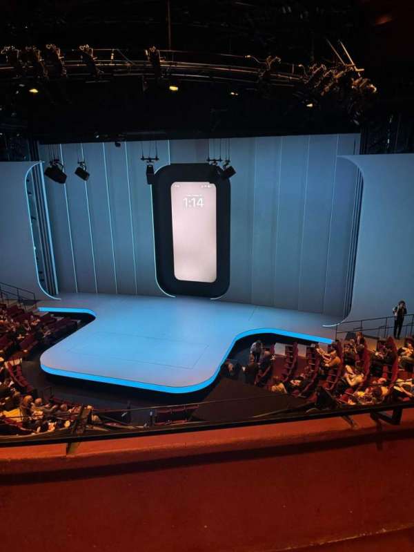 Vivian Beaumont Theater, section: Loge RC, row: B, seat: 406