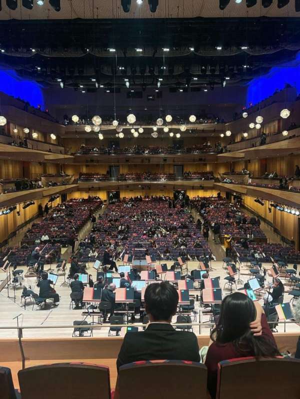 David Geffen Hall, section: Parterre, row: EE, seat: 208