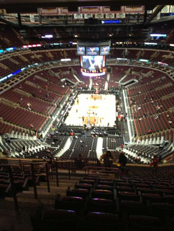 United Center, section: 325, row: 17, seat: 22