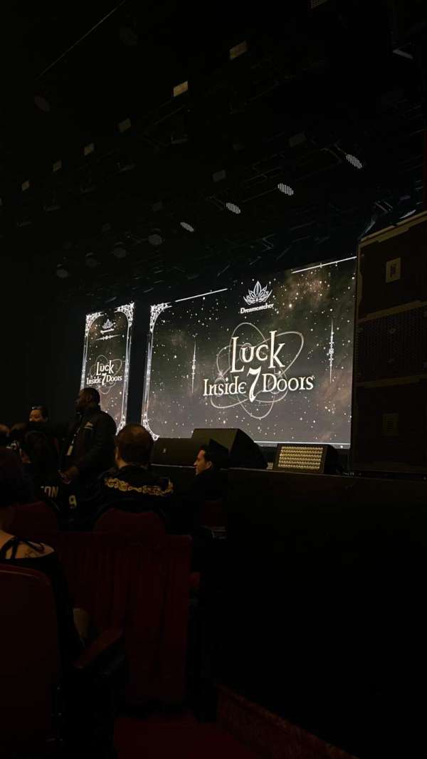 Chicago Theatre, section: MNFL3R, row: CC, seat: 316-320