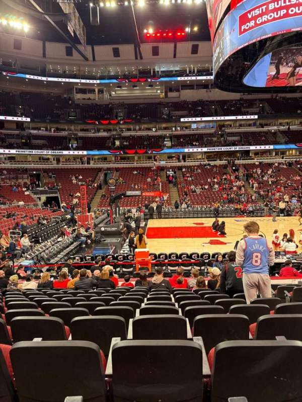 United Center, section: 102, row: 11, seat: 4