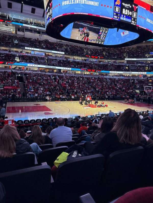 United Center, section: 102, row: 10, seat: 5